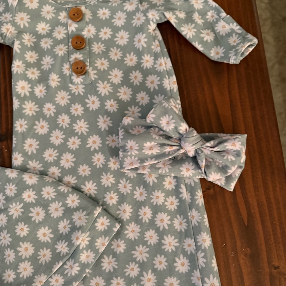 Caden Lane Soft Green Daisy Floral Baby Outfit - Picture 3 of 9